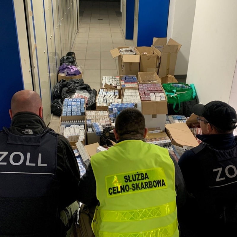 HZA-DD: Zigaretten, Tabak und Utensilien professioneller Autodiebe/ Gemeinsame Zollkontrolle auf polnischem Einkaufsmarkt - Foto: presseportal.de
