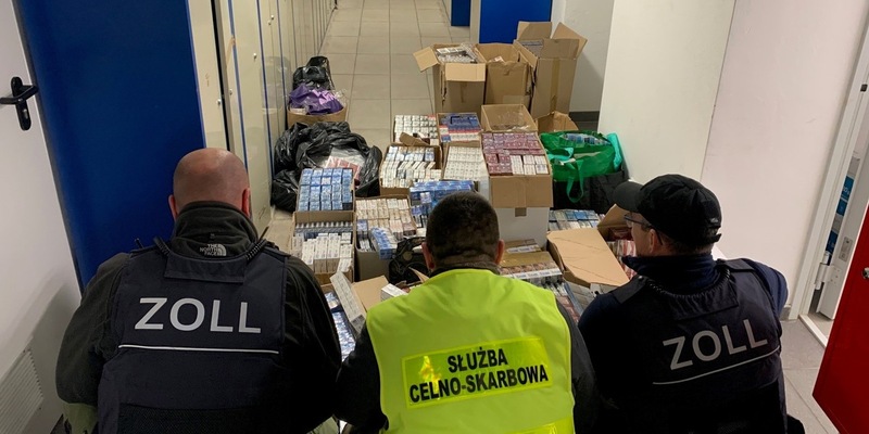 HZA-DD: Zigaretten, Tabak und Utensilien professioneller Autodiebe/ Gemeinsame Zollkontrolle auf polnischem Einkaufsmarkt - Foto: presseportal.de