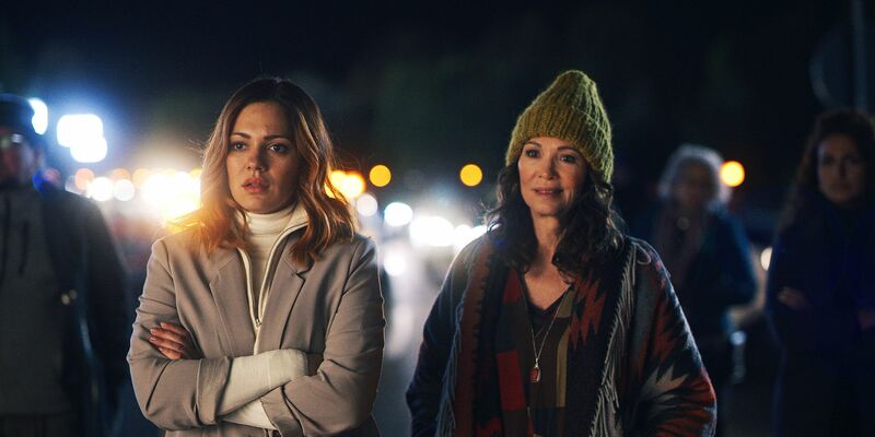 Iris Berben (r) als Marianne und Nilam Farooq  als Tiana in «791 km»: Die beiden müssen dringend nach Hamburg. - Foto: -/PANTALEON Films/dpa