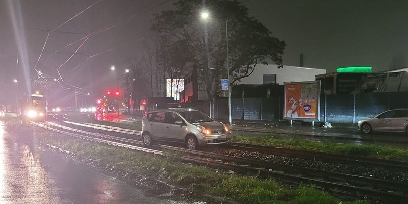 POL-DU: Wanheim-Angerhausen: Mit über 3 Promille unterwegs - Autofahrerin landet im Gleisbett - Foto: presseportal.de