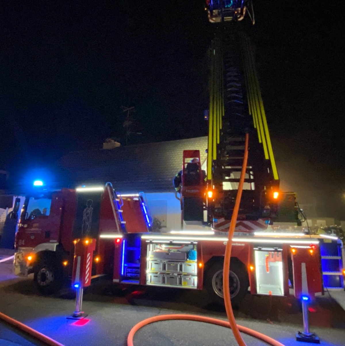 FW RPK: ERSTMELDUNG - Massiver Kellerbrand in Bobenheim-Roxheim - Foto: presseportal.de