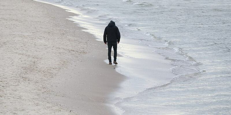 Mann allein am Strand - Foto: über dts Nachrichtenagentur