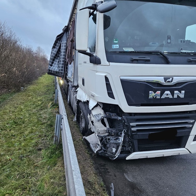 FW-ROW: LKW Unfall auf der Autobahn A 1 - Foto: presseportal.de