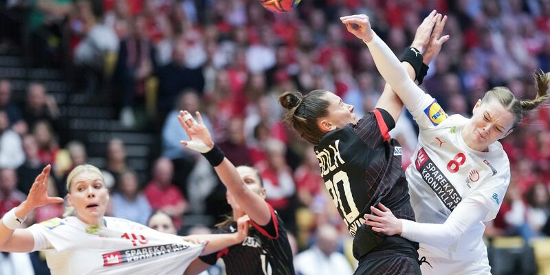 Die DHB-Frauen um Emily Bölk (2.v.r.) mussten sich Dänemark geschlagen geben. - Foto: Claus Fisker/Ritzau Scanpix Foto/AP/dpa