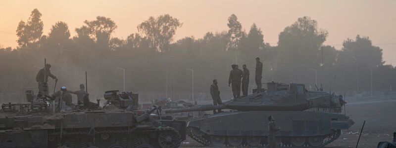 Soldaten der israelischen Armee begeben sich nahe der Grenze zum Gazastreifen in Stellung. - Foto: Ohad Zwigenberg/AP/dpa