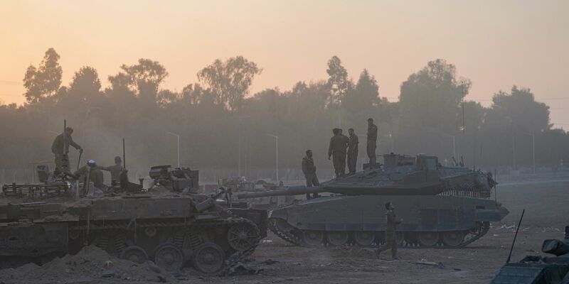Soldaten der israelischen Armee begeben sich nahe der Grenze zum Gazastreifen in Stellung. - Foto: Ohad Zwigenberg/AP/dpa