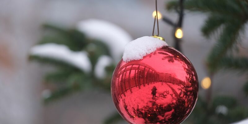Für viele sind weiße Weihnachten eine Idealvorstellung. - Foto: Sebastian Willnow/dpa