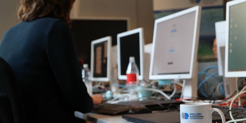 Blick in einen Raum des Landeskriminalamts Nordrhein-Westfalen: Bei einer Aktion gegen sogenanntes Cybergrooming geben sich LKA-Mitarbeiter als Kinder aus und chatten mit Personen über Plattformen und Soziale Netzwerke. - Foto: Oliver Auster/dpa