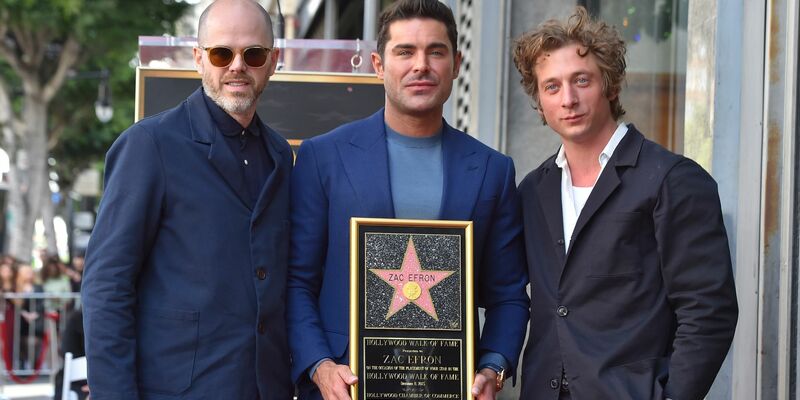 Filmregisseur Sean Durkin (l-r), Zac Efron und Schauspieler Jeremy Allen White nehmen an der Zeremonie teil. - Foto: Jordan Strauss/Invision/AP/dpa