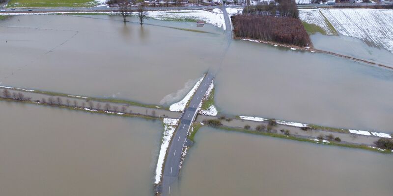 Eine Straße zwischen Achldorf und Gaindorf ist vom Hochwasser der Großen Vils überflutet. - Foto: Sven Hoppe/dpa