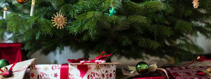 Laut einer Umfrage wollen knapp 20 Prozent der Befragten dieses Jahr weniger Geld für Weihnachtsgeschenke ausgeben. - Foto: Rolf Vennenbernd/dpa