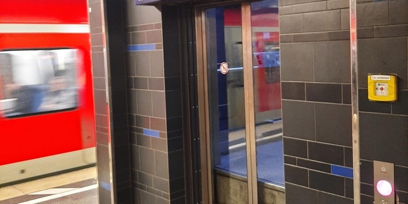 Bundespolizeidirektion München: Personen stecken im Fahrstuhl fest / Befreiungsaktion am Stachus - Foto: presseportal.de