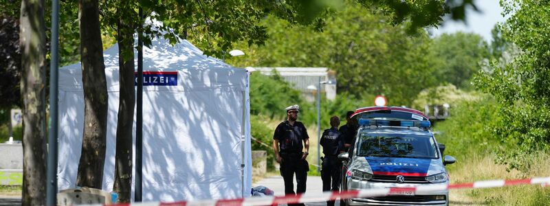 Polizisten im Einsatz: Im Juli wurde ein erstochener Obdachloser auf einer Parkbank an der Donau in Wien-Brigittenau gefunden. - Foto: Georg Hochmuth/APA/dpa