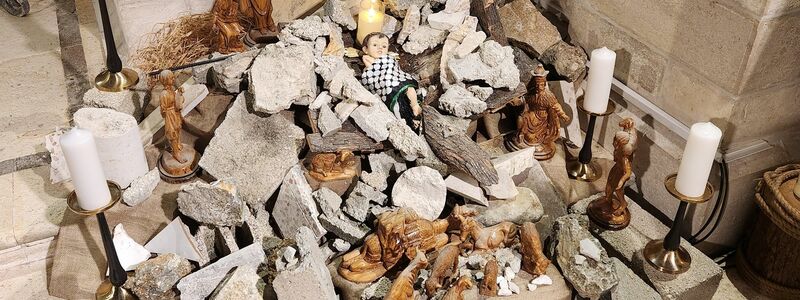 Soll an die unter Trümmern verschütteten Kinder im Gazastreifen erinnern: eine Installation von Angehörige der evangelisch-lutherischen Weihnachtskirche in Bethlehem. - Foto: Isaac Munther/Evangelisch-lutherische Weihnachtskirche/dpa