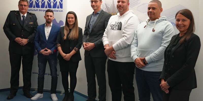 POL-WI: Gesellschaft Bürger und Polizei e.V. belobigt Bürgerinnen und Bürger sowie eine Polizeibeamtin für Zivilcourage - Foto: presseportal.de