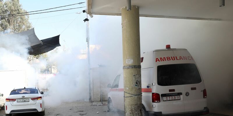 Bei Zusammenstößen zwischen palästinensischen Demonstranten und israelischen Soldaten wird neben einem Krankenhaus in Dschenin Tränengas freigesetzt. - Foto: Ayman Nobani/dpa
