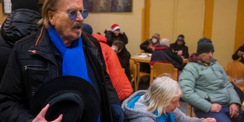 Frank Zander spricht mit Obdachlosen und Bedürftigen bei einem Weihnachtsessen. (Archivbild) - Foto: Christophe Gateau/dpa
