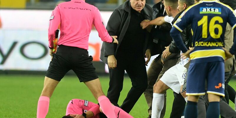 Ankaragücüs Club-Chef Faruk Koca (3.v.l.) brachte den Schiedsrichter Halil Umut Meler mit einem Faustschlag zu Boden. - Foto: Abdurrahman Antakyali/Depo Photos/AP/dpa