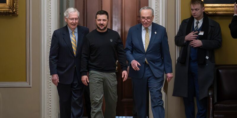 Wolodymyr Selenskyj zusammen mit Mitch McConnell (l) und Chuck Schumer im Senatsgebäude in Washington. - Foto: J. Scott Applewhite/AP