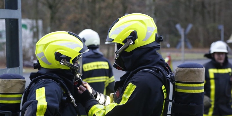 FW-EN: Feuerwehren Wuppertal und Schwelm üben gemeinsam am Ausbildungsgelände des Instituts der Feuerwehren NRW - Foto: presseportal.de