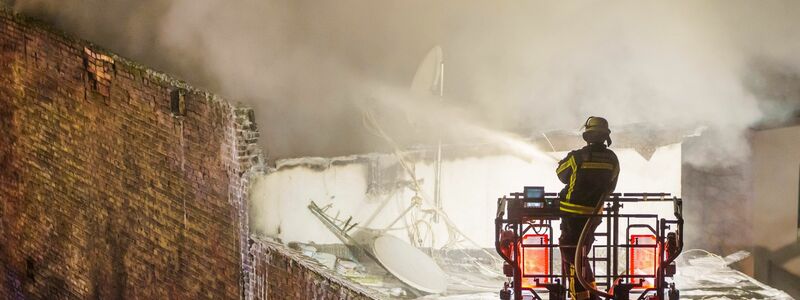 Das Haus in Offenbach habe laut Polizei vollständig in Flammen gestanden. - Foto: Andreas Arnold/dpa