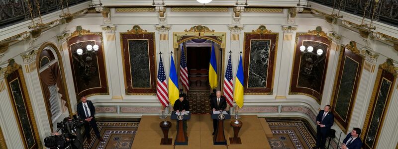 Bei einem Telefonat zwischen Selenskyj (l) und Biden sind dem ukrainischen Präsidenten zufolge Details zur Lieferung neuer reichweitenstarker Raketen vom Typ ATACMS «finalisiert» worden. - Foto: Evan Vucci/AP/dpa