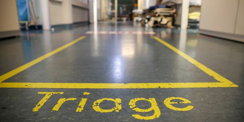 Der Ärzteverband reicht eine Verfassungsbeschwerde gegen die Triage-Regel ein. - Foto: Jan Woitas/dpa