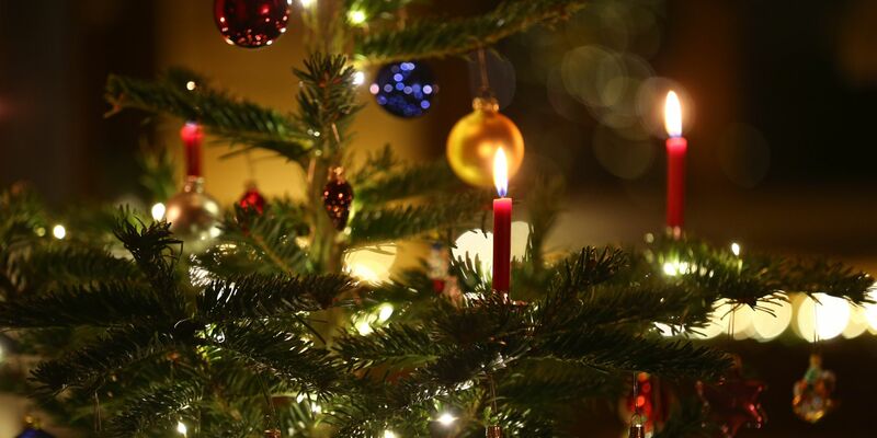 Um ein friedliches Weihnachtsfest mit der Familie zu feiern, haben Psychologinnen ein paar Tipps. - Foto: picture alliance / Karl-Josef Hildenbrand/dpa