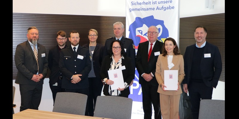 POL-OF: KOMPASSbahnhof wird neuer Baustein der kommunalen Sicherheitsinitiative: Maintal nun eine von sechs Pilotkommunen in Hessen - Foto: presseportal.de