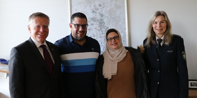 POL-NE: Landrat Hans-Jürgen Petrauschke dankt aufmerksamem Zeugen Zeuge verhindert Ertrinken und rettet eine 32-Jährige und ihren 7-jährigen Sohn aus dem Rhein - Foto: presseportal.de