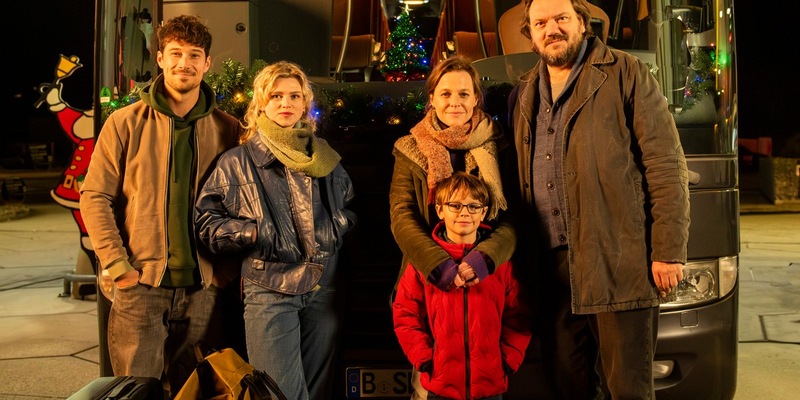 Alle Jahre wieder (AT): Letzte Klappe für romantisches Weihnachts-Roadmovie mit Sinje Irslinger, Klaus Steinbacher, Charly Hübner, Maria Simon, Elena Uhlig u. v. a. - Foto: presseportal.de