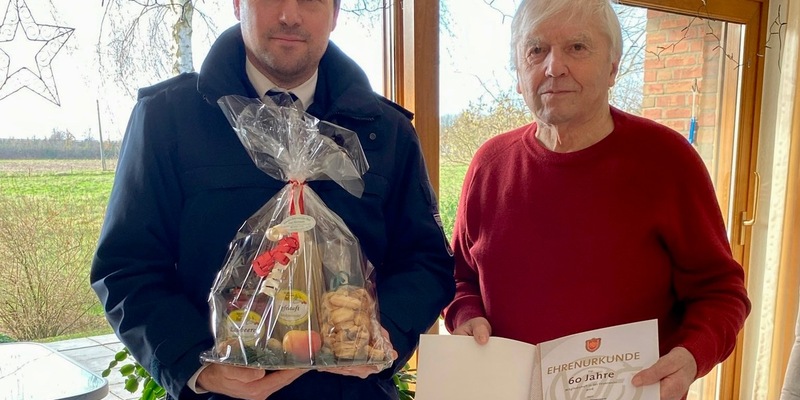 FW Hünxe: Wehrleitung verteilt Weihnachtsgeschenke und ehrt Mitglieder - Foto: presseportal.de