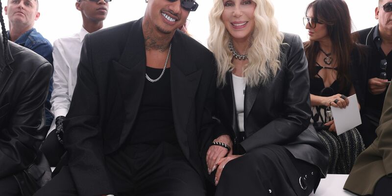 Pop-Ikone Cher und ihr Freund Alexander Edwards in Paris bei einer Modenschau. - Foto: Vianney Le Caer/Invision/AP/dpa