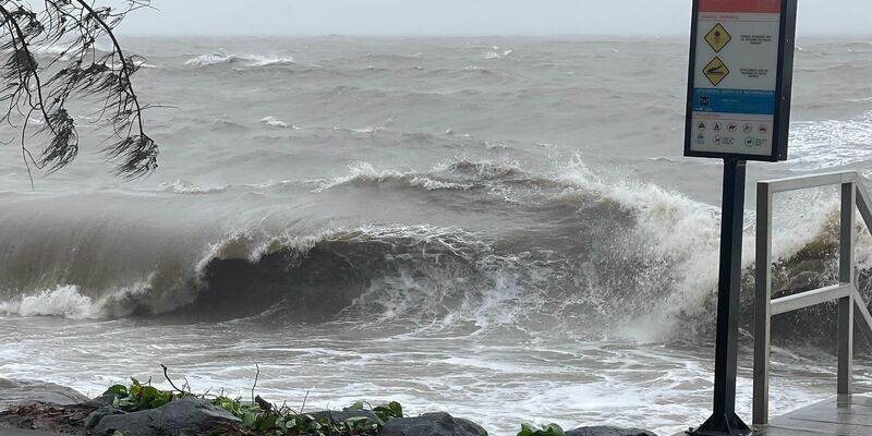 Umgestürzte Bäume entlang der Mossman Daintree Road in Queensland. - Foto: Mypolice Greater Cairns/MYPOLICE GREATER CAIRNS/AAP/dpa