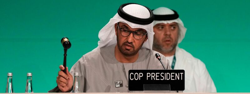 Auf der Weltklimakonferenz wurde mit einem Tag Verspätung ein Abschlusstext verabschiedet. Der Konferenzpräsident Sultan Al-Dschaber spricht von einem «historischen Paket». - Foto: Kamran Jebreili/AP/dpa