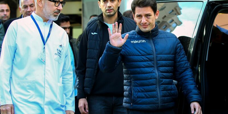 Der Schiedsrichter Halil Umut Meler (r) konnte das Krankenhaus wieder verlassen. - Foto: Ali Unal/AP/dpa