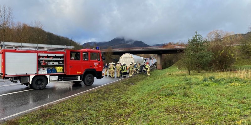 POL-PDLD: Bremsen eines Gefahrgutlasters in Brand geraten - Foto: presseportal.de