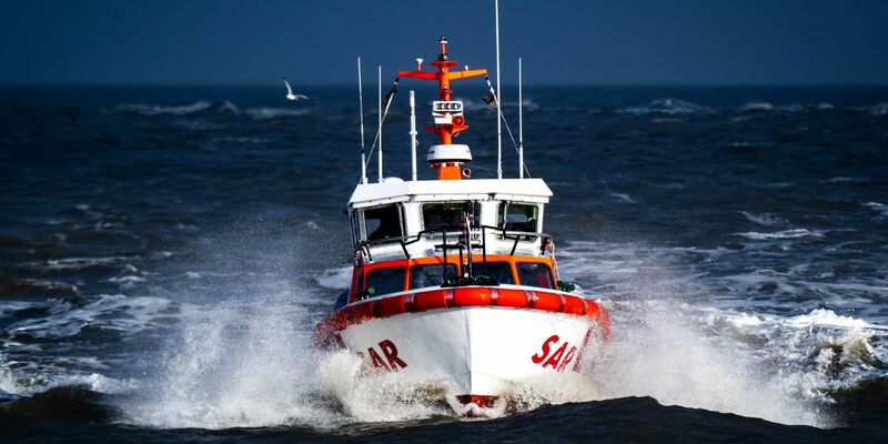 Das Seenotrettungsboot «Gillis Gullbranson» (Archivbild). Mehrere Schiffe der Seenotretter waren an der Suche beteiligt. - Foto: Sina Schuldt/dpa