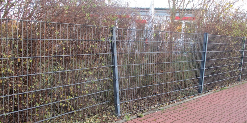 POL-WOB: Hoher Schaden am Zaun - Unfallverursacher flüchtet unerkannt - Foto: presseportal.de