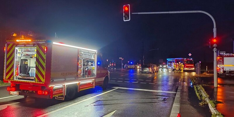 FW Grevenbroich: Fünf Verletzte nach Unfall zwischen Bus und drei PKW / Schulbus kappt Straßenbaum und landet im Acker, B477 komplett gesperrt - Foto: presseportal.de