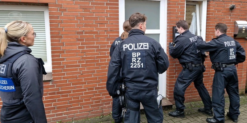 BPOL Rostock: Gemeinsame Pressemitteilung der Staatsanwaltschaft Itzehoe und der Bundespolizeiinspektion Kriminalitätsbekämpfung Rostock Bundespolizei gelingt erneut Schlag gegen Schleusungskriminalität - Foto: presseportal.de