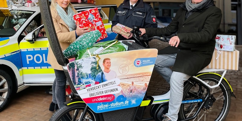 POL-OS: Blaulichtzauber in Osnabrück: Polizei erfüllt Kinderträume zur Weihnachtszeit - Foto: presseportal.de