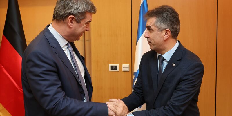 Markus Söder (l) wird in Jerusalem vom israelischen Außenminister Eli Cohen empfangen. - Foto: Karl-Josef Hildenbrand/dpa