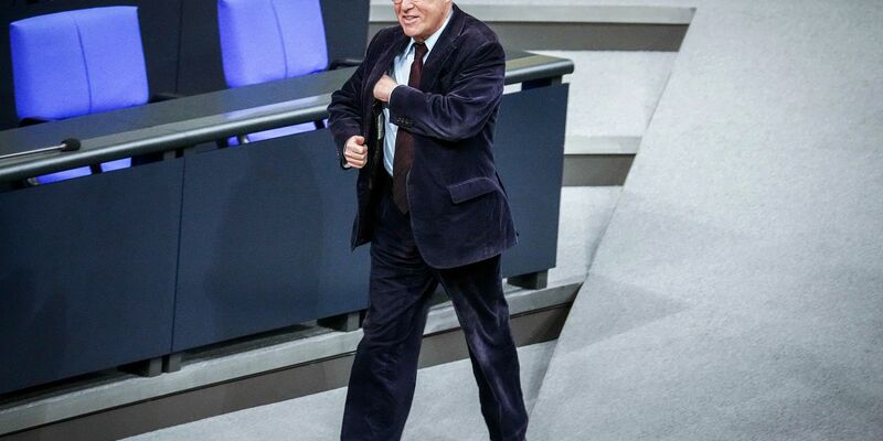 Gregor Gysi hat sich auf den Weg gemacht. - Foto: Kay Nietfeld/dpa