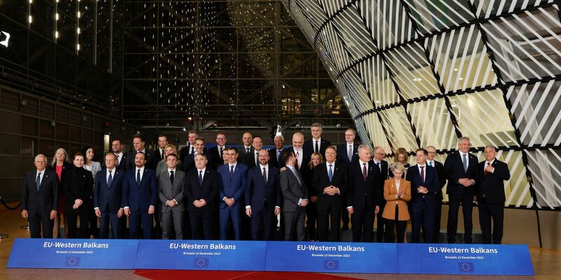 Das traditionelle Gruppenfoto der Staats- und Regierungschefs der Europäischen Union und der westlichen Balkanstaaten in Brüssel. - Foto: Omar Havana/AP/dpa