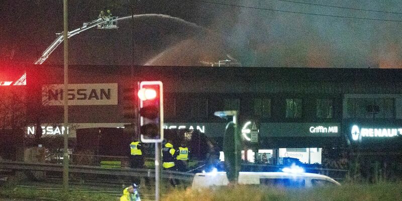 Feuerwehrleute löschen die Flammen am Einsatzort in der Severn Road in Treforest, Südwales. - Foto: Ben Birchall/PA Wire/dpa