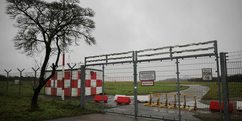 Eine mobile Rammschutzanlage sichert eine Einfahrt zum Flugfeld am Südende des Hamburger Flughafens. - Foto: Christian Charisius/dpa