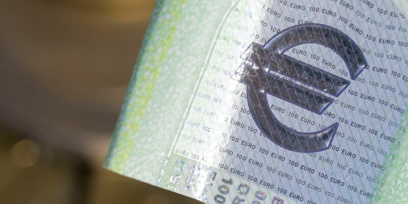 Die Zinsen auf Festgeld sinken einer Auswertung zufolge wieder. - Foto: Hendrik Schmidt/dpa