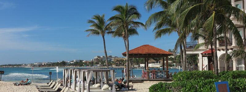 Liegestühle stehen am Strand in Playa del Carmen in Yucatan. - Foto: Andrea Sosa/dpa