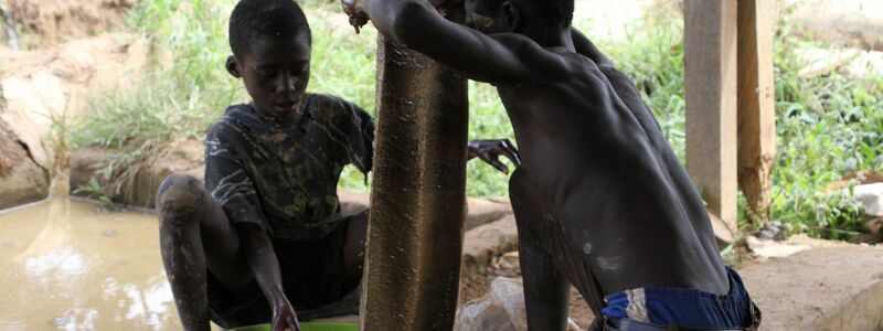 Goldverarbeitungsanlage in der Region Brong-Ahafo in Ghana: Zwei kleine Jungen waschen das Erz, um es vom Schlamm zu trennen. - Foto: Kristin Palitza/dpa